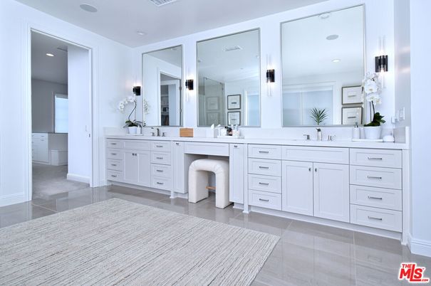 Bathroom, Dual Sink Vanities, Interior, Recessed Lighting