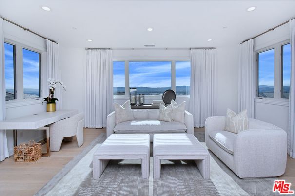 Interior, Living room, Recessed Lighting, Water, Wood Texture Flooring