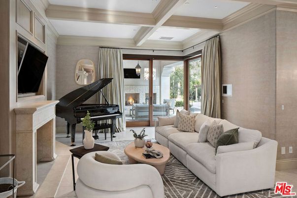 Fireplace, Interior, Living room, Pendant Lights, Piano, Recessed Lighting