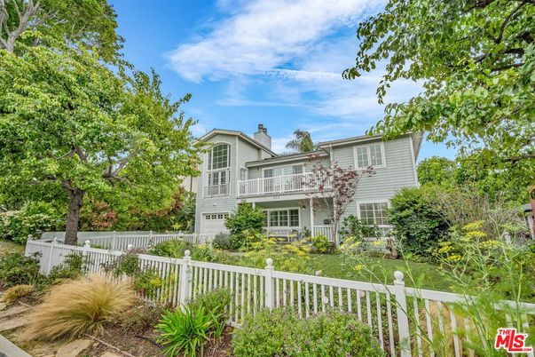 Attached, Backyard, Exterior, Facade, Queen Anne Victorian