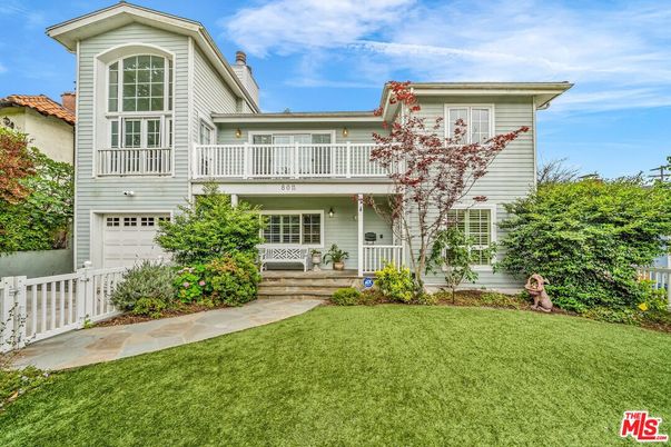 Attached, Backyard, Exterior, Facade, Queen Anne Victorian