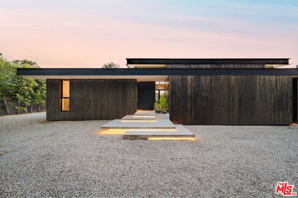 Backyard, Exterior, Facade, Modern