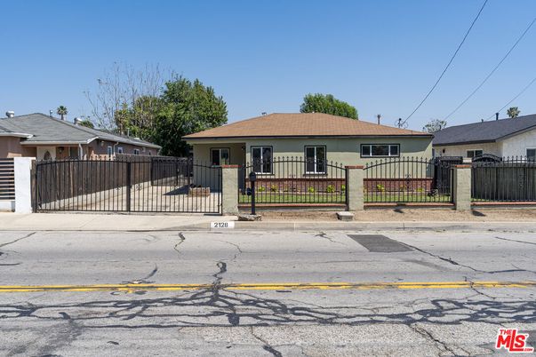 Exterior, Facade, Ranch