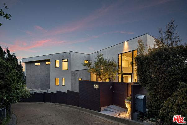 Exterior, Facade, Modern
