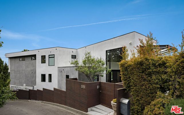 Exterior, Facade, Modern