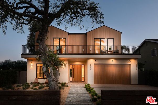 Attached, Exterior, Facade, Modern