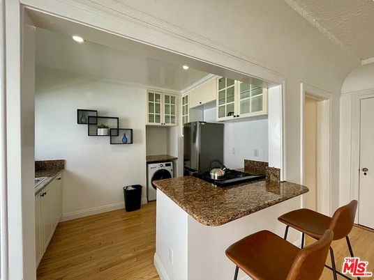 Interior, Recessed Lighting, Washer, Wood Texture Flooring