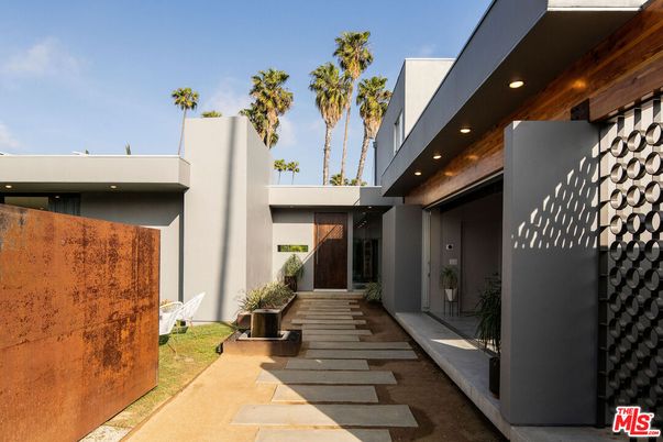 Exterior, Facade, Modern
