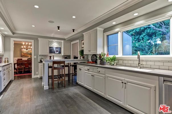 Chandelier, Dining room, Interior, Kitchen, Recessed Lighting, Stainless Steel Appliances, Wood Texture Flooring