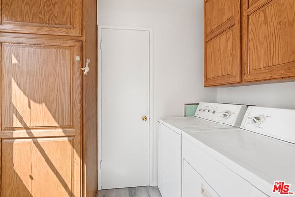 Interior, Washer, Wood Texture Flooring