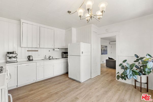 Chandelier, Interior, Kitchen, Wood Texture Flooring