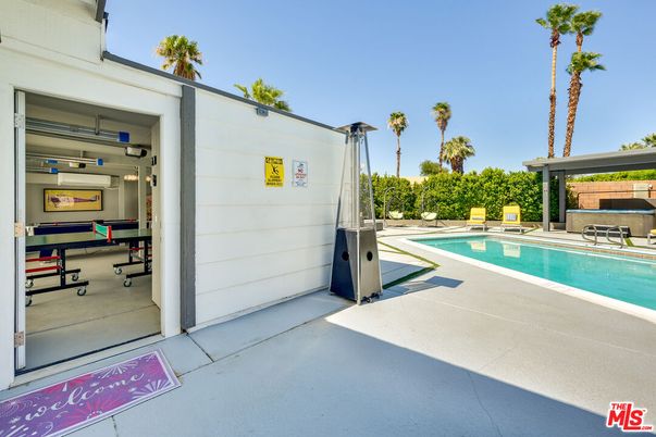 Exterior, Pool