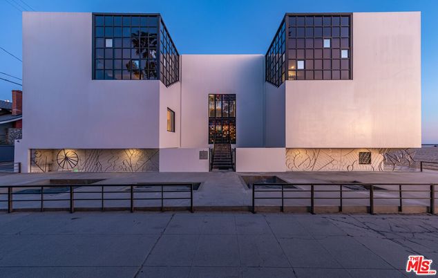 Exterior, Facade, Modern