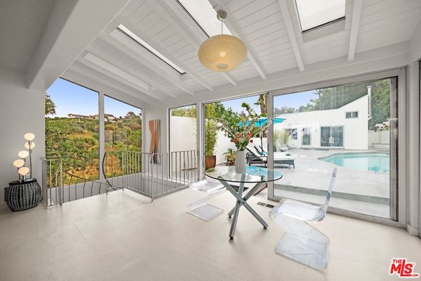 Interior, Pendant Lights, Pool, Sun Room