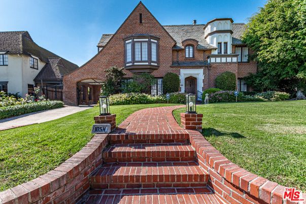 Backyard, Exterior, Facade, Brick Facade, French Provincial