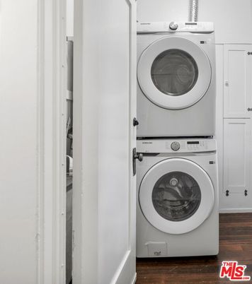 Interior, Utility Closets, Washer, Wood Texture Flooring