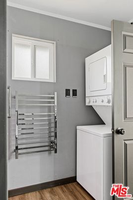 Interior, Utility Closets, Washer, Wood Texture Flooring