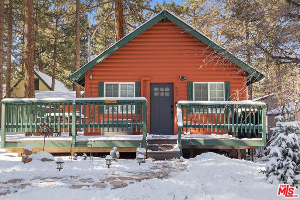 Exterior, Facade, Log Home