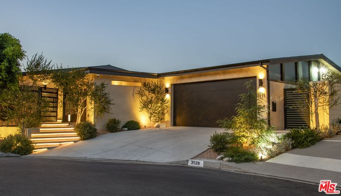 Attached, Exterior, Facade, Modern