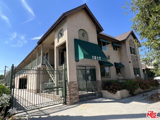 Exterior, Facade, Modern