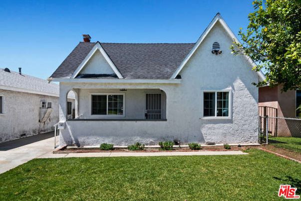 Backyard, Exterior, Facade, Ranch