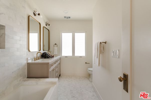 Bathroom, Dual Sink Vanities, Interior