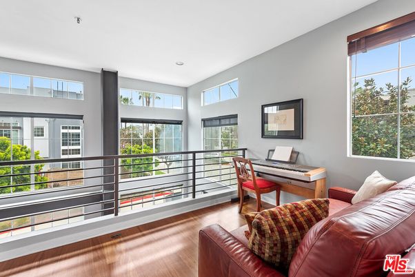 Interior, Piano, Recessed Lighting, Wood Texture Flooring