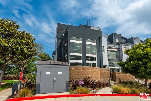 Exterior, Facade, Modern