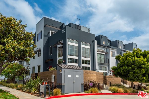 Exterior, Facade, Modern