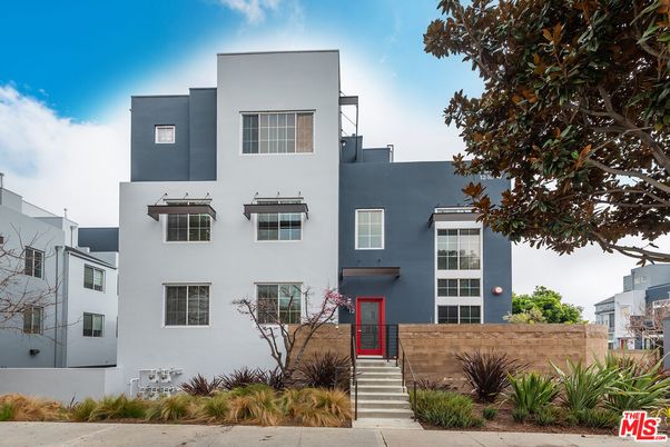 Exterior, Facade, Modern