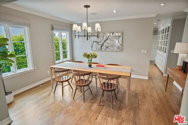 Chandelier, Dining room, Interior, Recessed Lighting, Wood Texture Flooring