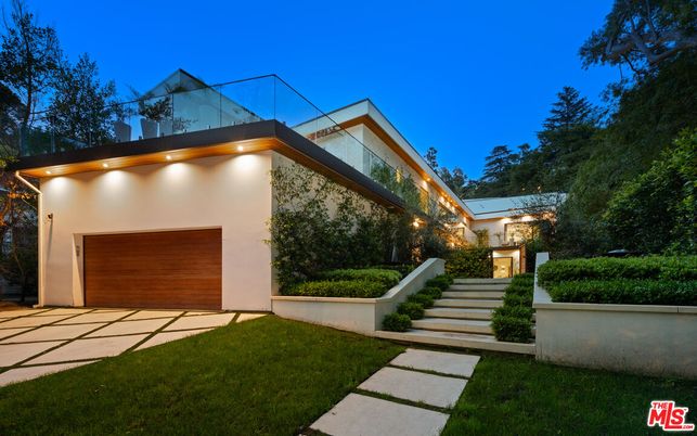 Attached, Backyard, Exterior, Facade, Modern