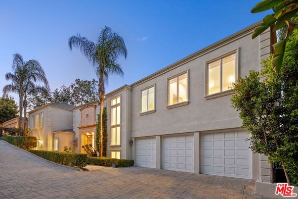 Attached, Exterior, Facade, Modern