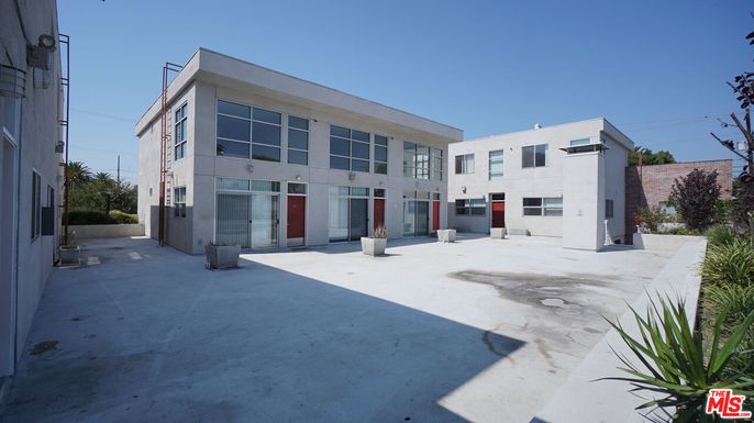 Backyard, Exterior, Facade, Modern