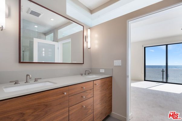 Bathroom, Dual Sink Vanities, Interior, Recessed Lighting, Water
