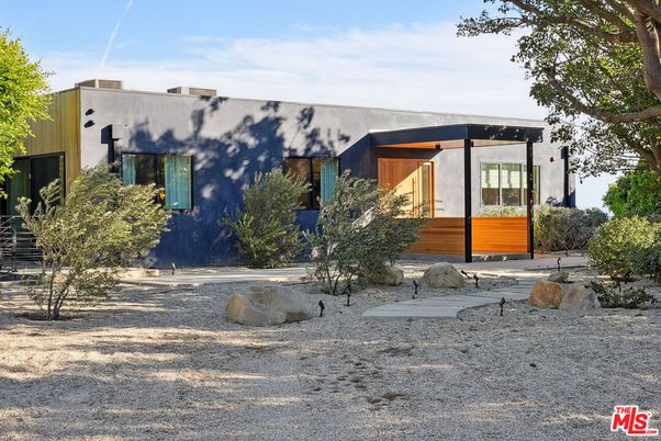 Backyard, Exterior, Facade, Modern