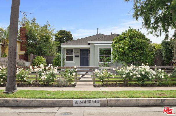 Exterior, Facade, Ranch