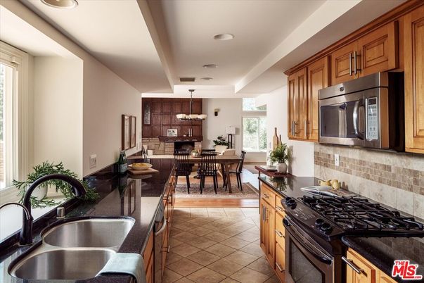 Chandelier, Dining room, Interior, Kitchen, Recessed Lighting, Stainless Steel Appliances
