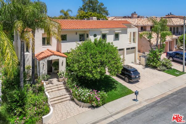 Attached, Exterior, Facade, Mediterranean