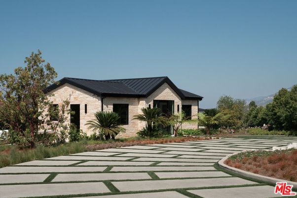 Backyard, Exterior, Facade, Ranch
