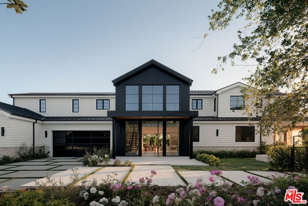 Attached, Exterior, Facade, Farmhouse