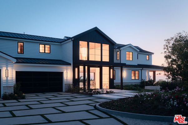 Attached, Exterior, Facade, Farmhouse