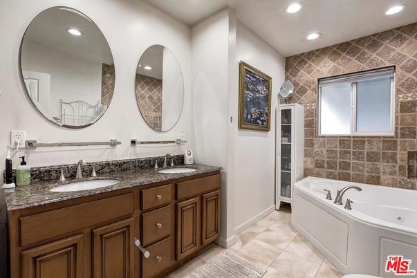 Bathroom, Dual Sink Vanities, Interior, Recessed Lighting