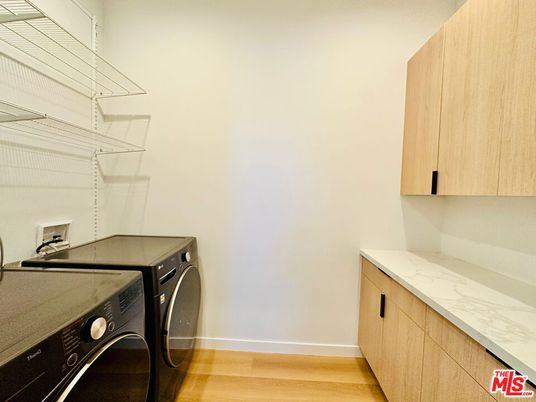 Interior, Washer, Wood Texture Flooring
