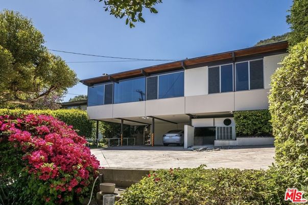 Exterior, Facade, Modern