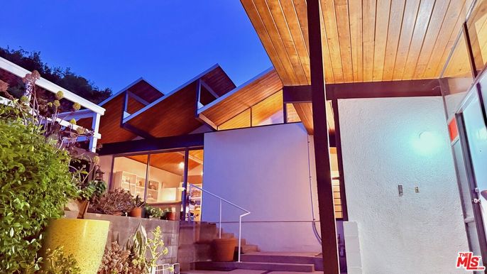 Exterior, Facade, None
