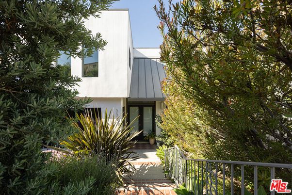 Exterior, Facade, Modern