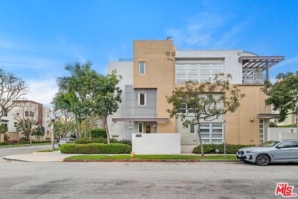 Exterior, Facade, Modern