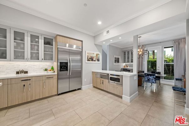 Dining room, Interior, Kitchen, Pendant Lights, Recessed Lighting, Stainless Steel Appliances