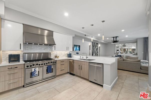 Interior, Kitchen, Living room, Pendant Lights, Recessed Lighting, Stainless Steel Appliances